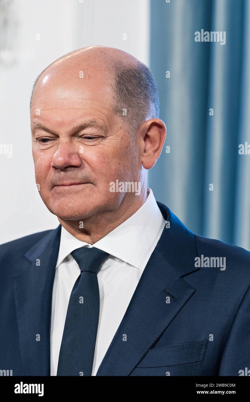 09.01.2024,Berlin,Schloss Bellevue,Neujahrsempfang des Bundespräsidenten Frank-Walter-Steinmeier für Repräsentanten des öffentlichen Lebens und rund 60 engagierte Bürgerinnen und Bürger aus allen Bundesländern.Foto:Bundeskanzler OLAF Scholz SPD *** 09 01 2024,Berlin,Schloss Bellevue,Neujahrsempfang von Bundespräsident Frank Walter Steinmeier für Vertreter der Öffentlichkeit Leben und rund 60 engagierte Bürger aus allen bundesländern Foto Bundeskanzler Olaf Scholz SPD Stockfoto