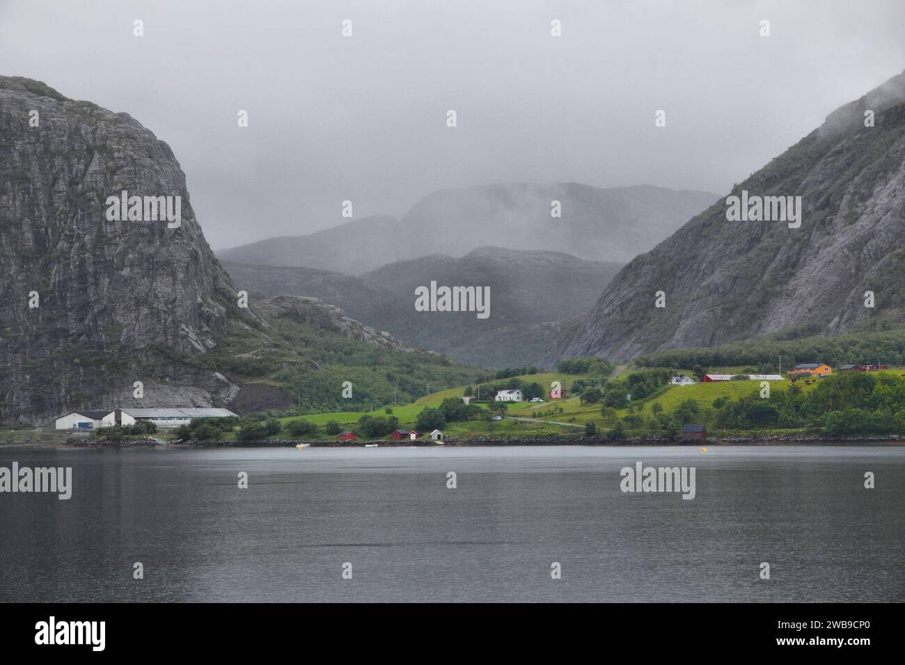 Regnerisches Wetter in Norwegen. Regen in Bessaker, Trondelag County. Brandsfjorden Fjordlandschaft bei schlechtem Wetter. Stockfoto