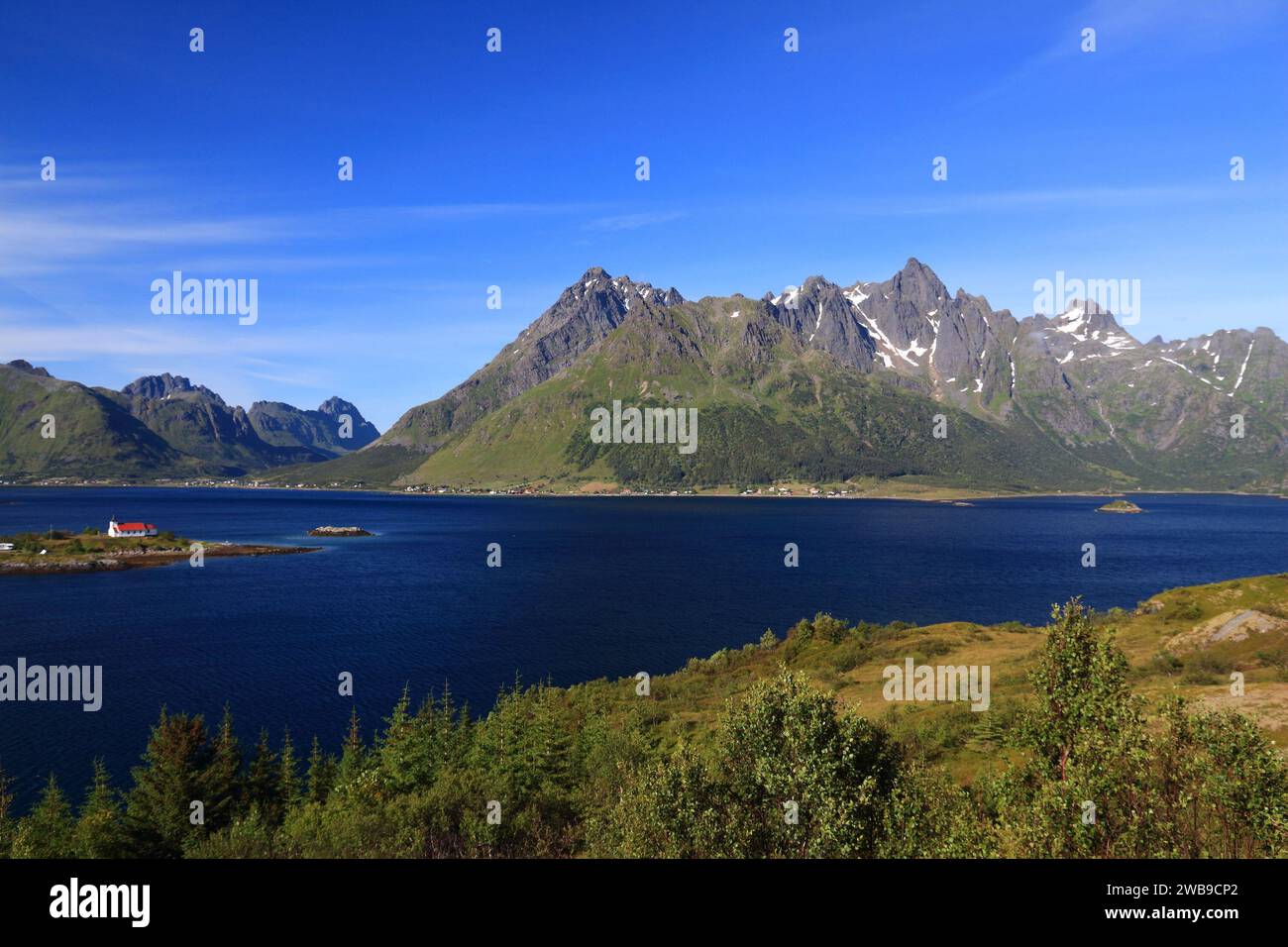 Norwegische Landschaft - Sildpollnes Kirche in Vestpollen, Lofoten Inseln. Natur der Lofoten, Norwegen. Stockfoto