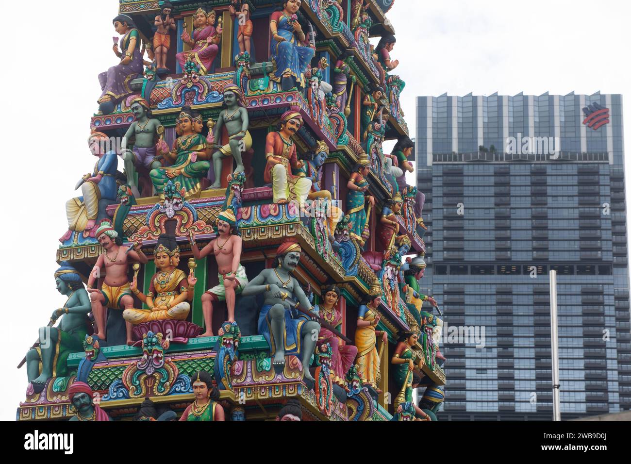 Der Sri Mariamman Tempel ist ein sehr beliebtes Touristenziel in Chinatown, Singapur. Stockfoto