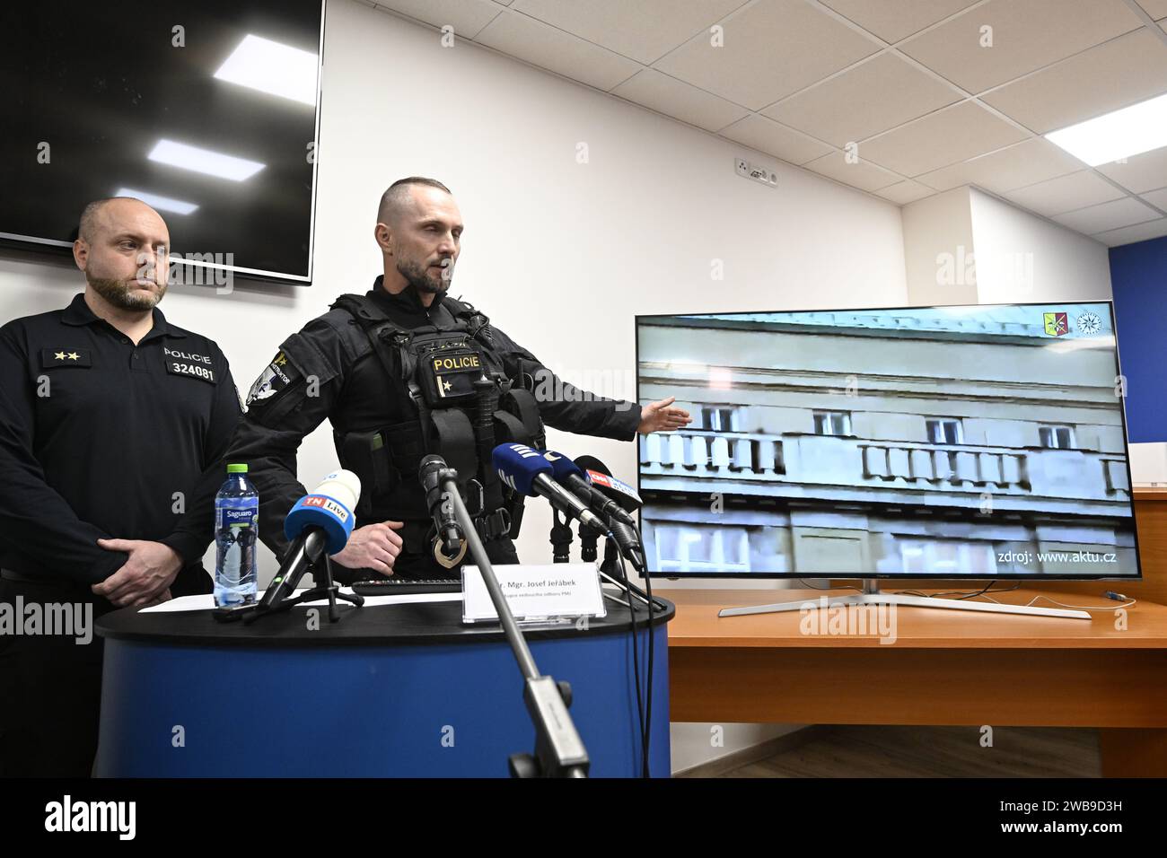 Prag, Tschechische Republik. Januar 2024. Josef Jerabek, rechts, Leiter der Abteilung der motorisierten Notfalleinheit der regionalen Polizeidirektion der Hauptstadt Prag, kommentiert das Video während der Pressekonferenz, um die Polizeischritte als Reaktion auf die Schießerei an der Kunstfakultät der Karlsuniversität am 21. Dezember 2023 zu bewerten. in Prag, Tschechische Republik, am 9. Januar 2024. Quelle: Katerina Sulova/CTK Photo/Alamy Live News Stockfoto