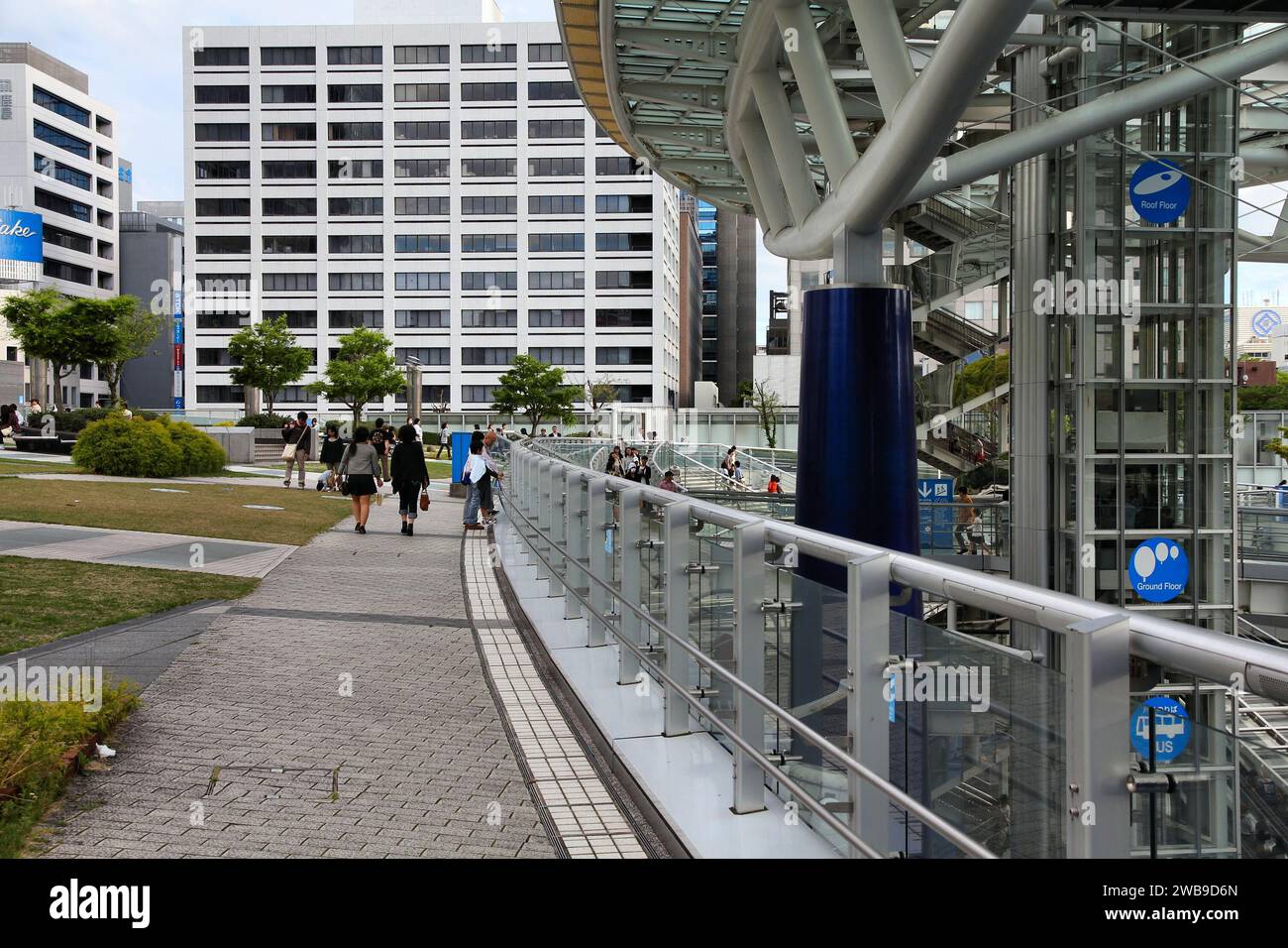 NAGOYA, JAPAN - 3. MAI 2012: Besucher besuchen den Busbahnhof Oasis 21 und das Einkaufszentrum in Nagoya, Japan. Nagoya ist die viertgrößte Stadt Japans. Stockfoto