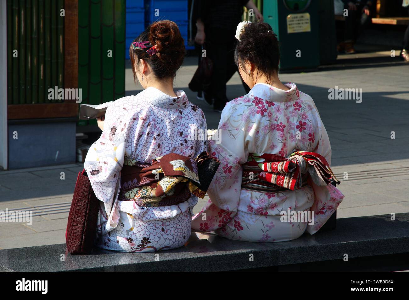 KYOTO, JAPAN - 17. APRIL 2012: Frauen in traditionellen Kimonokostümen besuchen Arashiyama in Kyoto, Japan. Arashiyama ist ein national ausgewiesener Ort von S Stockfoto