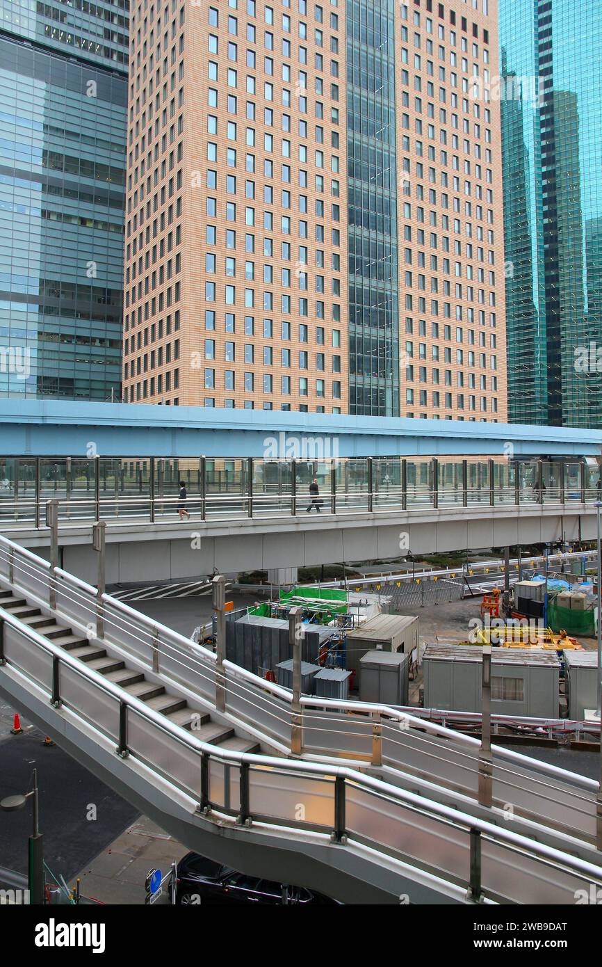 TOKIO, JAPAN - 13. APRIL 2012: Menschen besuchen den Bezirk Shiodome in Tokio. Shiodome ist ein Gebiet des Minato Ward in Tokio. Stockfoto