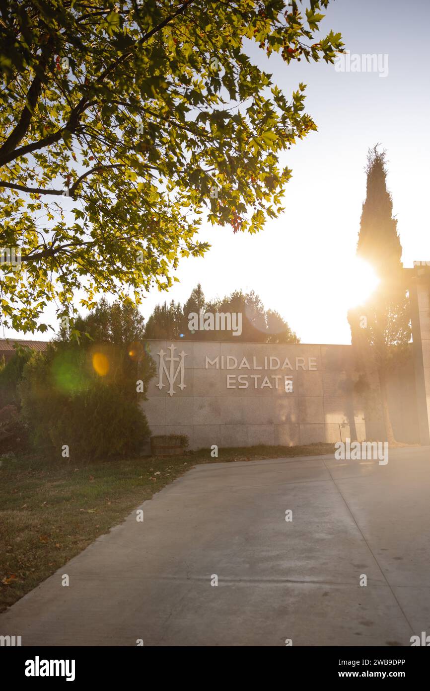 Mogilovo, BG - 23. Oktober: Offene Türen auf dem Weingut Milidare in Bulgarien bei Sonnenuntergang. Wunderschönes Hochzeitsgut. Hochwertige Fotos Stockfoto