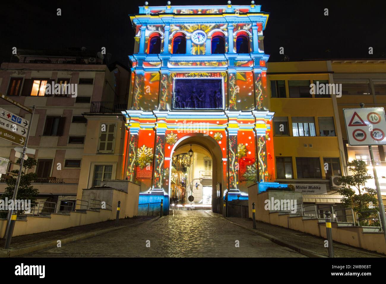 Moncalieri und sein historisches Zentrum mit den Weihnachtslichtern Stockfoto