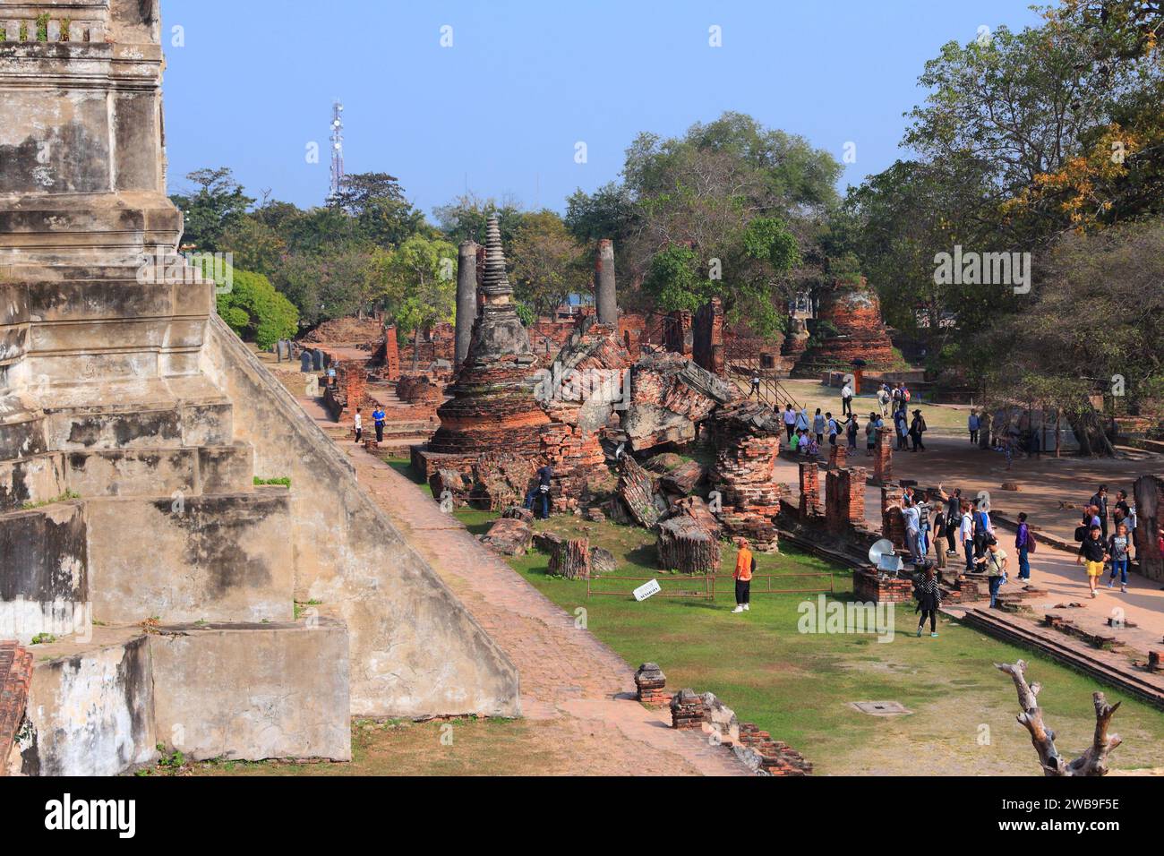 BANGKOK, THAILAND - 23. DEZEMBER 2013: Touristen besuchen alte Ruinen der Tempel von Ayutthaya in Thailand. Die ehemalige Hauptstadt Ayutthaya ist ein UNESCO-Weltkulturerbe Stockfoto