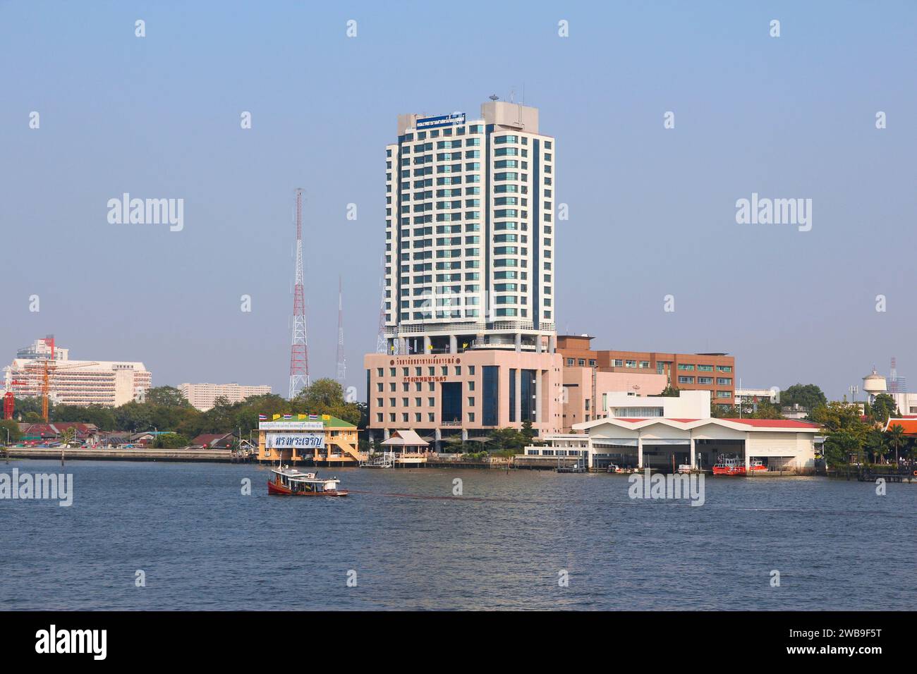BANGKOK, THAILAND - 22. DEZEMBER 2013: Kuakarun Fakultät für Krankenpflege an der Navamindradhiraj Universität in Bangkok. Vom Fluss Chao Phraya aus gesehen. Stockfoto