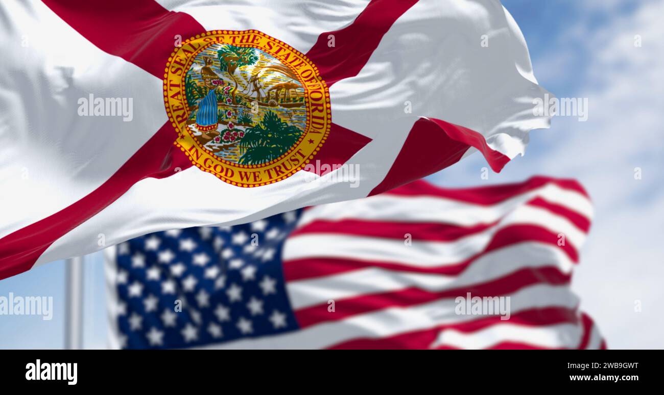 Flaggen von Florida und den Vereinigten Staaten winken an klaren Tagen im Wind. US-Bundesflagge. Stolz und Patriotismus. 3D-Darstellung. Flattern Stockfoto