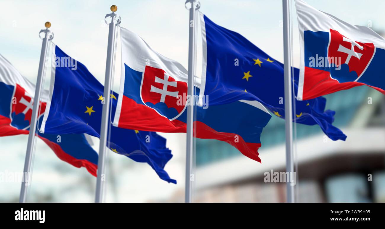 An klaren Tagen winken die Flaggen der Slowakei und der Europäischen Union im Wind. Die Slowakei ist Mitglied der Europäischen Union und der Eurozone. 3D Abbildung Stockfoto