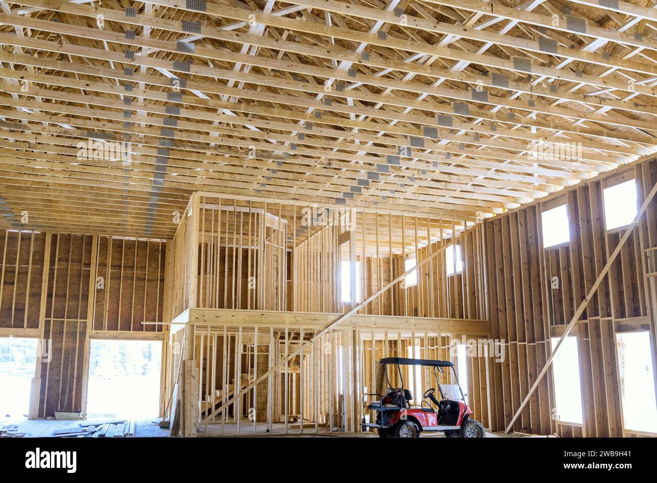 Holzbalken an Holzfachwerkgerüsten auf neuem Haus im Bau Stockfoto