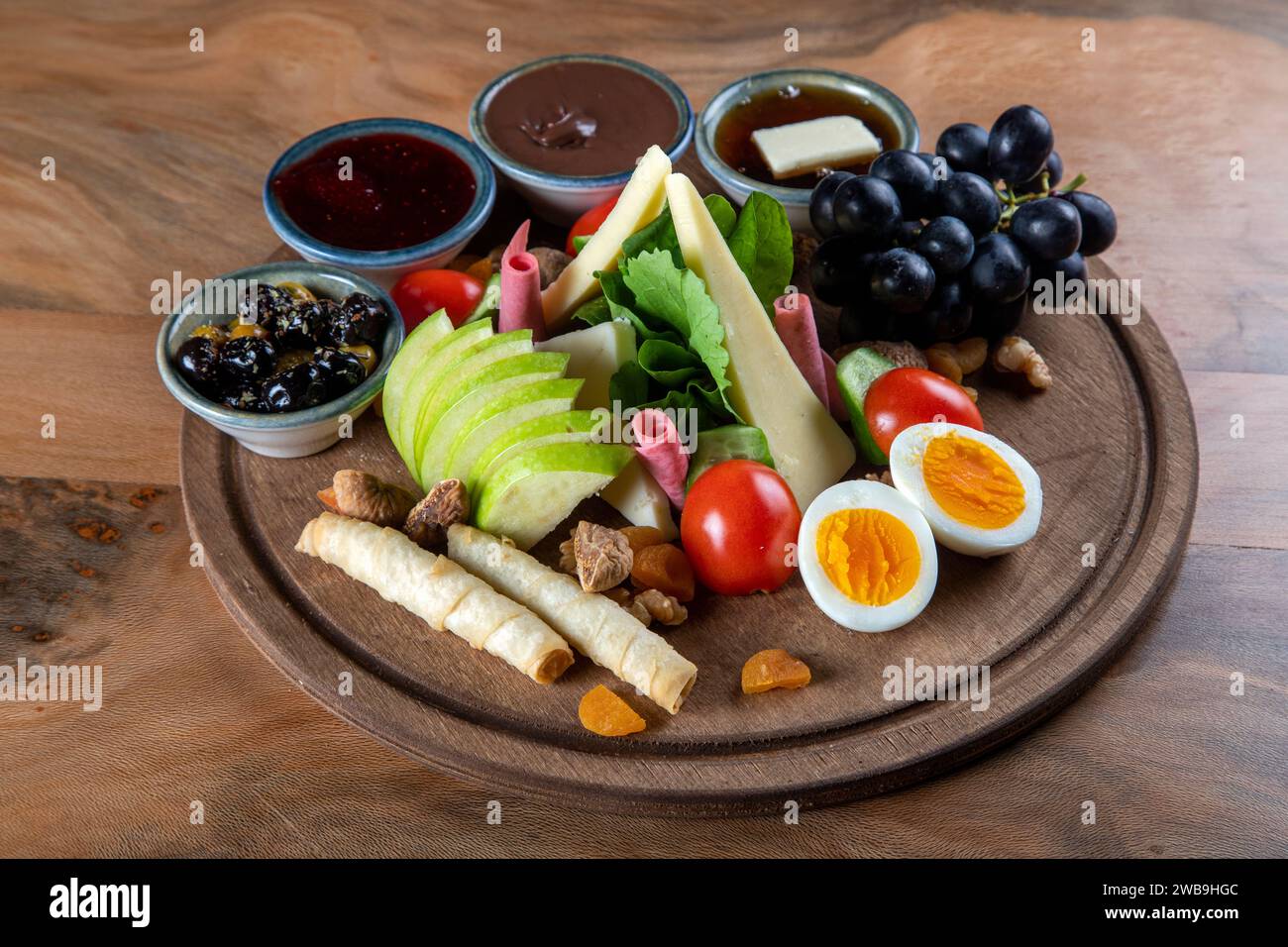 Traditionelles türkisches Frühstück auf Holztellern, Blick von oben Stockfoto