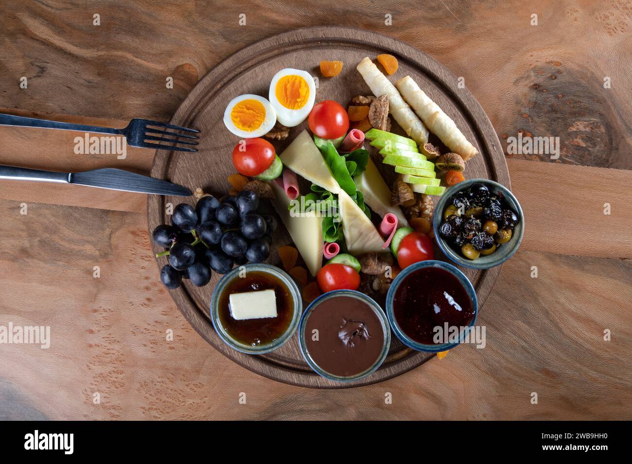 Traditionelles türkisches Frühstück auf Holztellern, Blick von oben Stockfoto