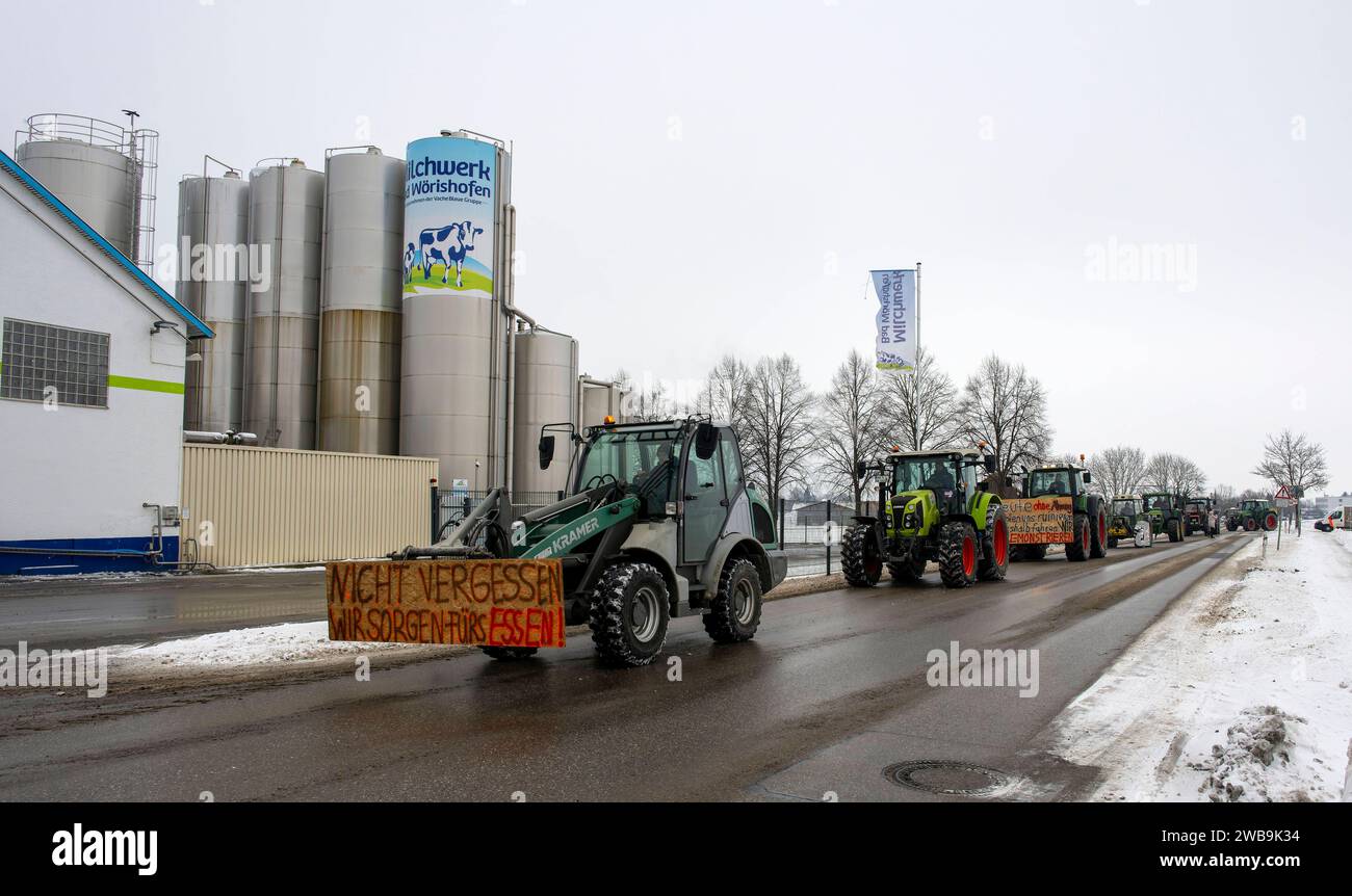 09.01.2024, Bad Wörishofen im Unterallgäu, Zweiter Tag beim großen Bauernstreik. Kolonne von Traktoren am Milchwerk Bad Wörishofen. Diese Molkerei gehört der belgischen VACHE BLEUE GRUPPE. Nicht vergessen, wir sorgen fürs Essen. 09.01.2024, Bauernstreik 09.01.2024, Bauernstreik *** 09 01 2024, Bad Wörishofen im Unterallgäu, zweiter Tag des Großbauernstreiks Traktorsäule im Bad Wörishofen diese Molkerei gehört zur belgischen VACHE BLEUE-GRUPPE Vergessen Sie nicht, gut versorgen 09 01 2024, Bauern streiken 09 01 2024, Bauern streiken Stockfoto 09.01.2024, Bad Wörishofen im Unterallgäu, Zweiter Tag beim großen Bauernstreik. Kolonne von Traktoren am Milchwerk Bad Wörishofen. Diese Molkerei gehört der belgischen VACHE BLEUE GRUPPE. Nicht vergessen, wir sorgen fürs Essen. 09.01.2024, Bauernstreik 09.01.2024, Bauernstreik *** 09 01 2024, Bad Wörishofen im Unterallgäu, zweiter Tag des Großbauernstreiks Traktorsäule im Bad Wörishofen diese Molkerei gehört zur belgischen VACHE BLEUE-GRUPPE Vergessen Sie nicht, gut versorgen 09 01 2024, Bauern streiken 09 01 2024, Bauern streiken Stockfoto