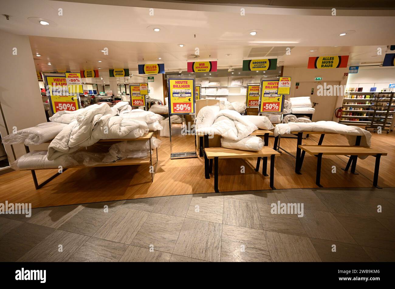 Karstadt schließt 02.06.2023 Frankfurt Räumungsverkauf bei Galeria Kaufhof ehemals Karstadt auf der Zeil. Im Bild: Bettdecken stehen zum Verkauf. Frankfurt Frankfurt Hessen Deutschland *** Karstadt schließt 02 06 2023 Frankfurt Clearance Verkauf bei Galeria Kaufhof ehemals Karstadt an der Zeil im Bild sind Bettdecken zum Verkauf Frankfurt Frankfurt Hessen Deutschland Stockfoto