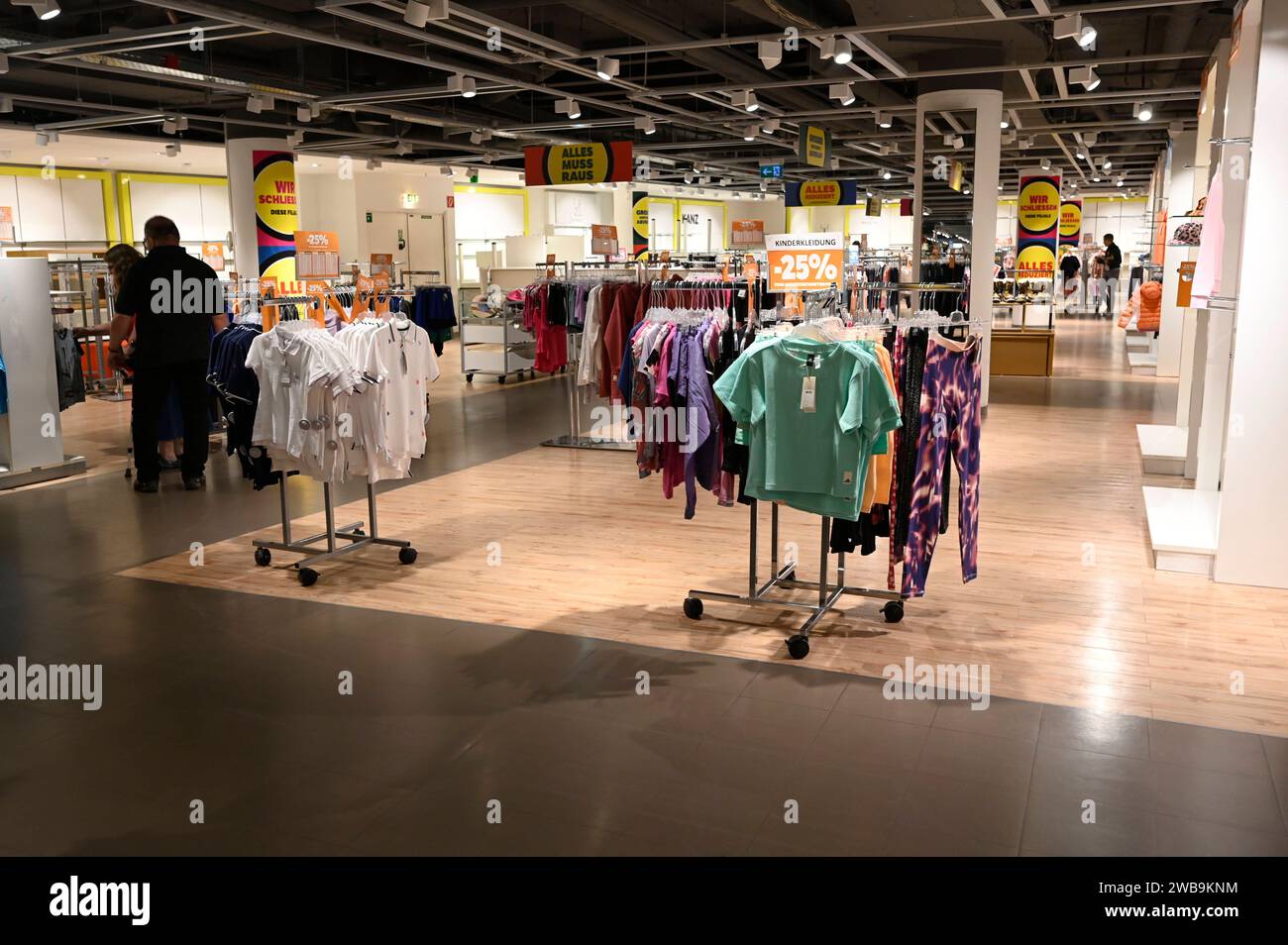 Karstadt schließt 02.06.2023 Frankfurt Räumungsverkauf bei Galeria Kaufhof ehemals Karstadt auf der Zeil. Im Bild: Kleidung steht zum Verkauf. Frankfurt Frankfurt Hessen Deutschland *** Karstadt schließt 02 06 2023 Frankfurt Clearance Verkauf bei Galeria Kaufhof ehemals Karstadt an der Zeil im Bild Kleidung steht zum Verkauf Frankfurt Frankfurt Hessen Deutschland Stockfoto