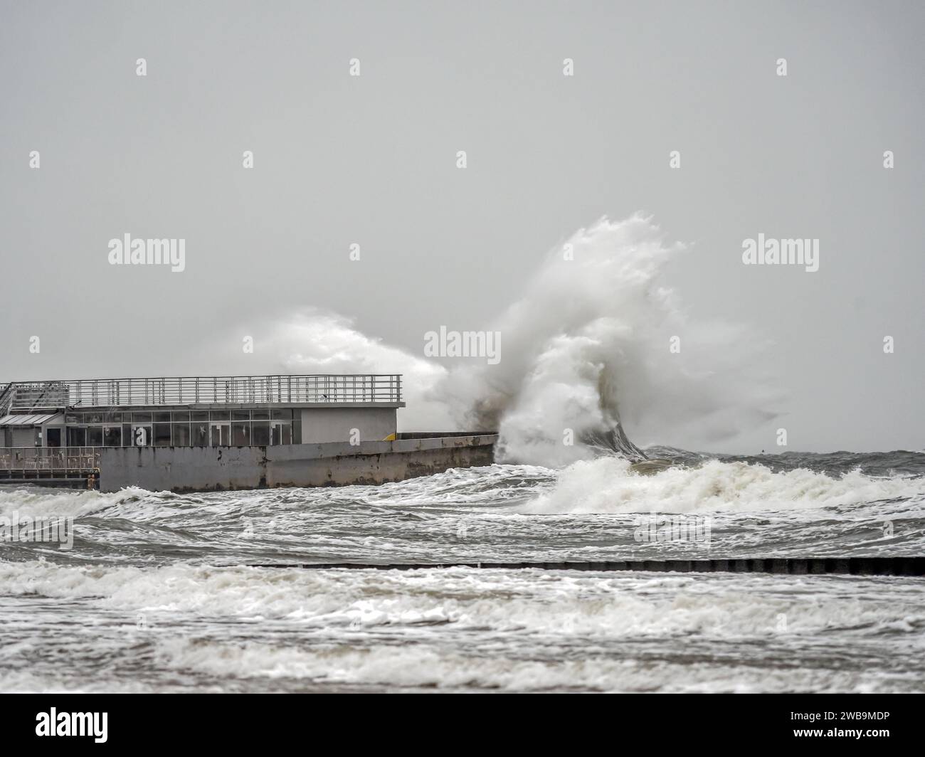 Große stürmische Wellen der Ostsee treffen auf den Pier in Kolobrzeg, Polen Stockfoto