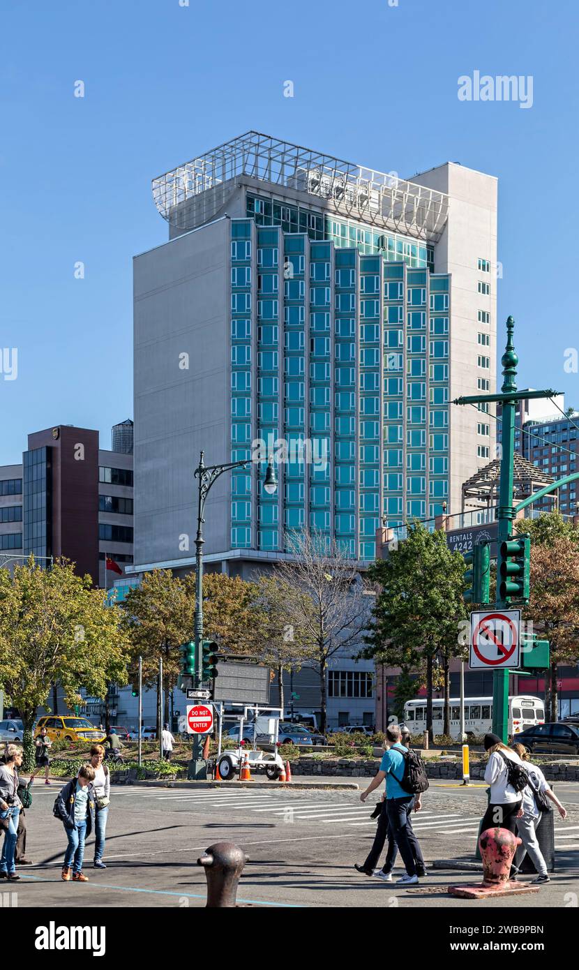 Das Generalkonsulat der Volksrepublik China besetzt das ehemalige Hochhaus Sheraton Motor Inn an der 12th Avenue und West 46th Street. Stockfoto