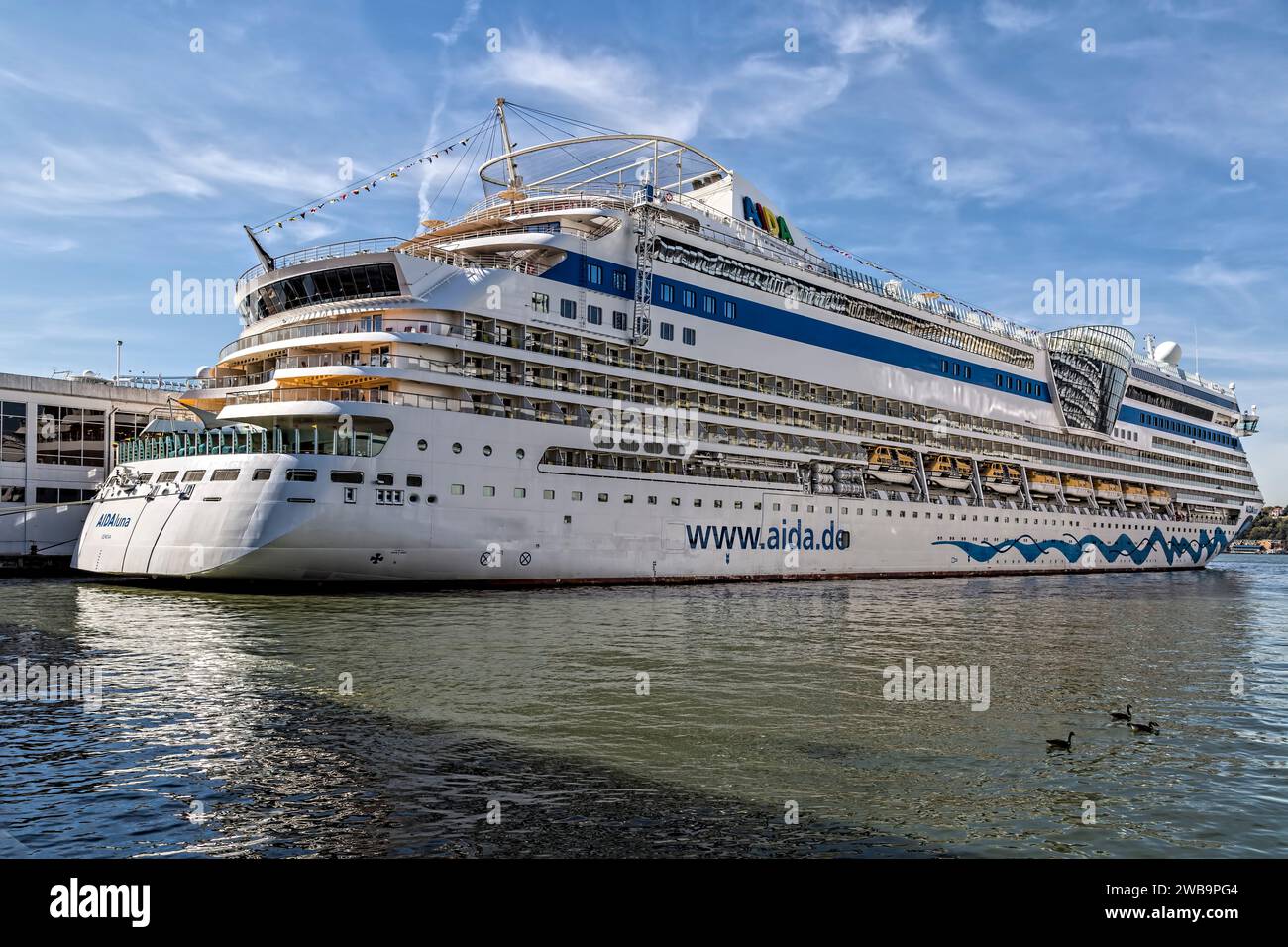 AIDAluna, Tochtergesellschaft der Carnival Corp. AIDA Cruises, dockte im Oktober 2017 am New Yorker Passagierschiffterminal auf der West Side von Manhattan an. Stockfoto