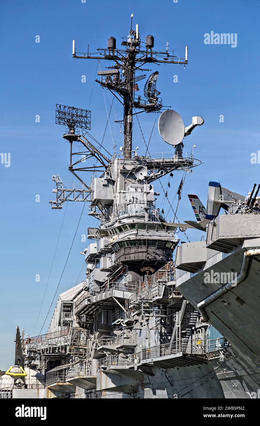 Die USS Intrepid, das Herzstück des Namenspatters, befindet sich am Pier 86 am Fuße der West 46th Street. Das Kriegsschiff ist ein Veteran des Zweiten Weltkriegs. Stockfoto
