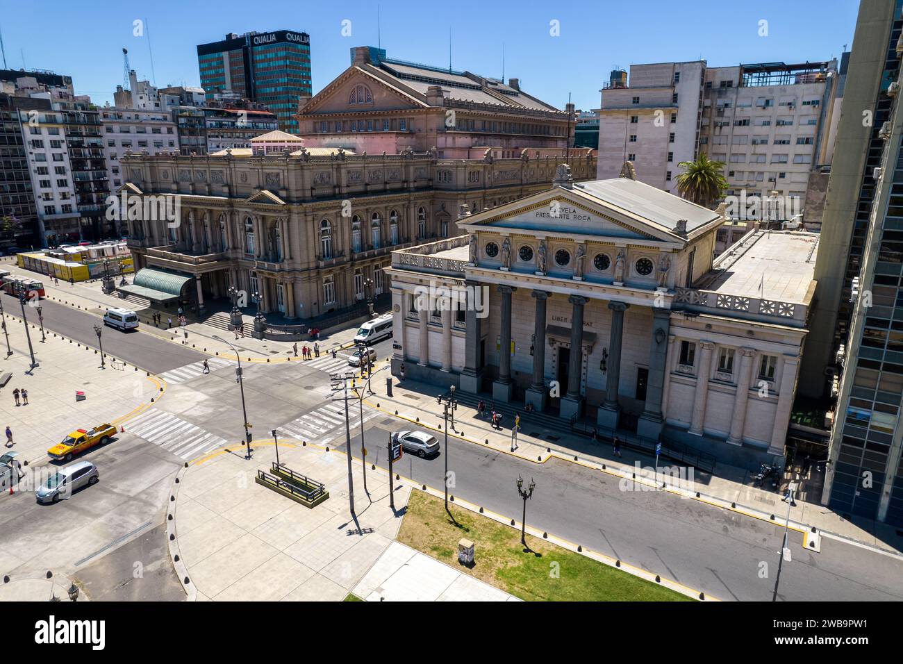 Buenos Aires, Buenos Aires Argentinien- 01 01 2024: Wunderschöner Blick auf die Plaza Lavalle, das Theater, den Obersten Gerichtshof und die schönen Gebäude in der Stadt Stockfoto