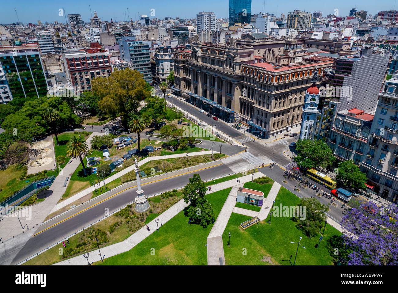 Buenos Aires, Buenos Aires Argentinien- 01 01 2024: Wunderschöner Blick auf die Plaza Lavalle, das Theater, den Obersten Gerichtshof und die schönen Gebäude in der Stadt Stockfoto