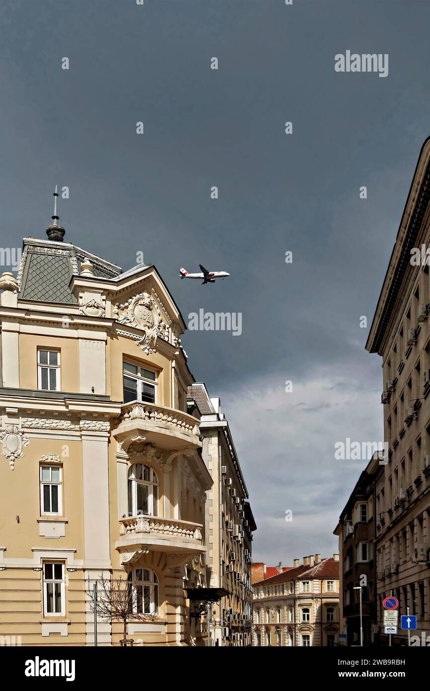 Tief fliegendes Flugzeug über der Stadt. Sofia. Bulgarien.Europa Stockfoto