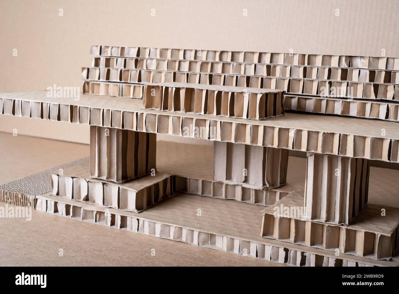 Grundlegendes architektonisches Papphausmodell in drei Dimensionen aus recyceltem Papiermaterial. Schülerprojekt präsentiert ihre Arbeit im 3. Archi Stockfoto