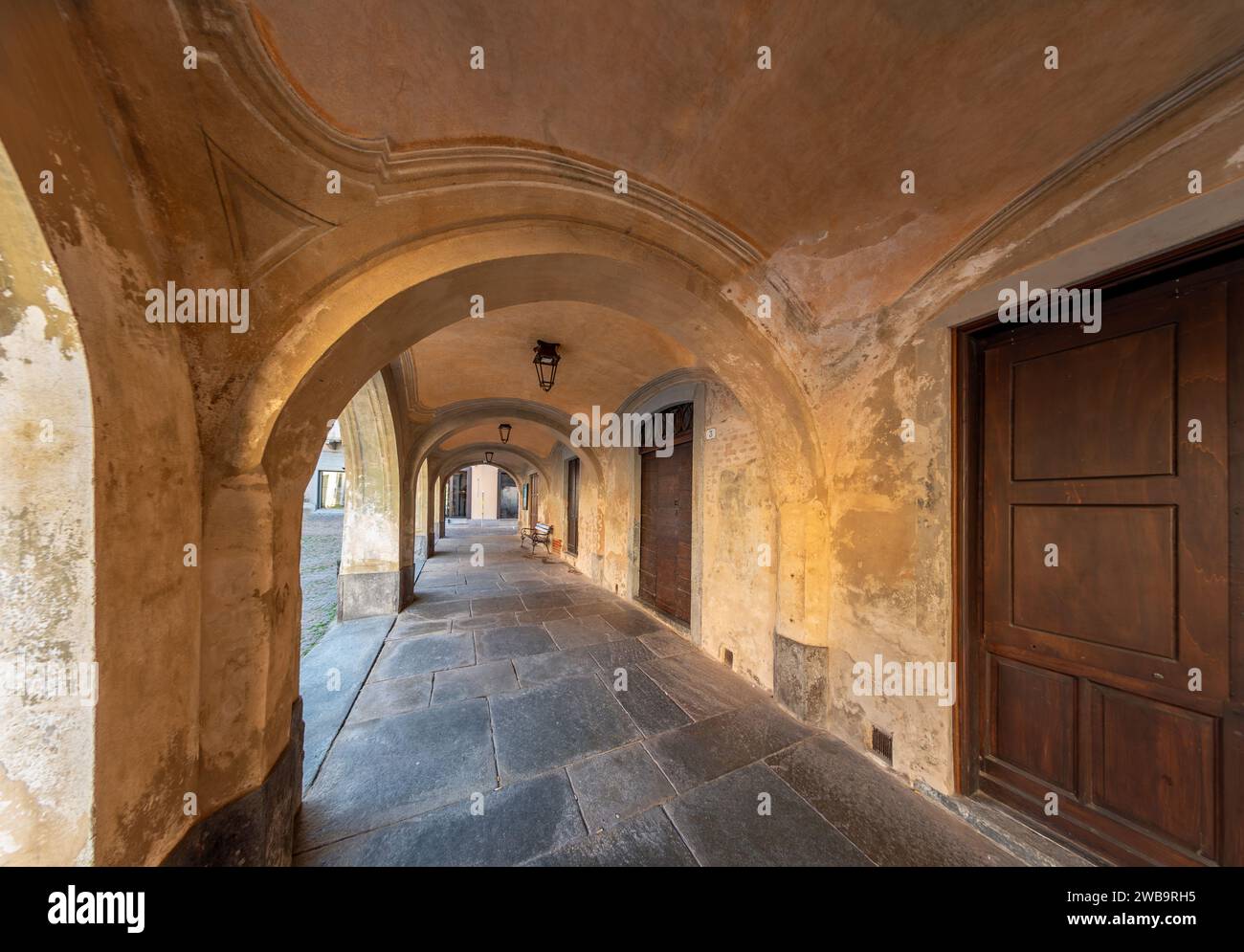 Carignano, Turin, Italien - alte Arkaden des ehemaligen Rathauses auf der Piazza San Giovanni aus dem 18. Jahrhundert, typisch savoyische Architektur Stockfoto