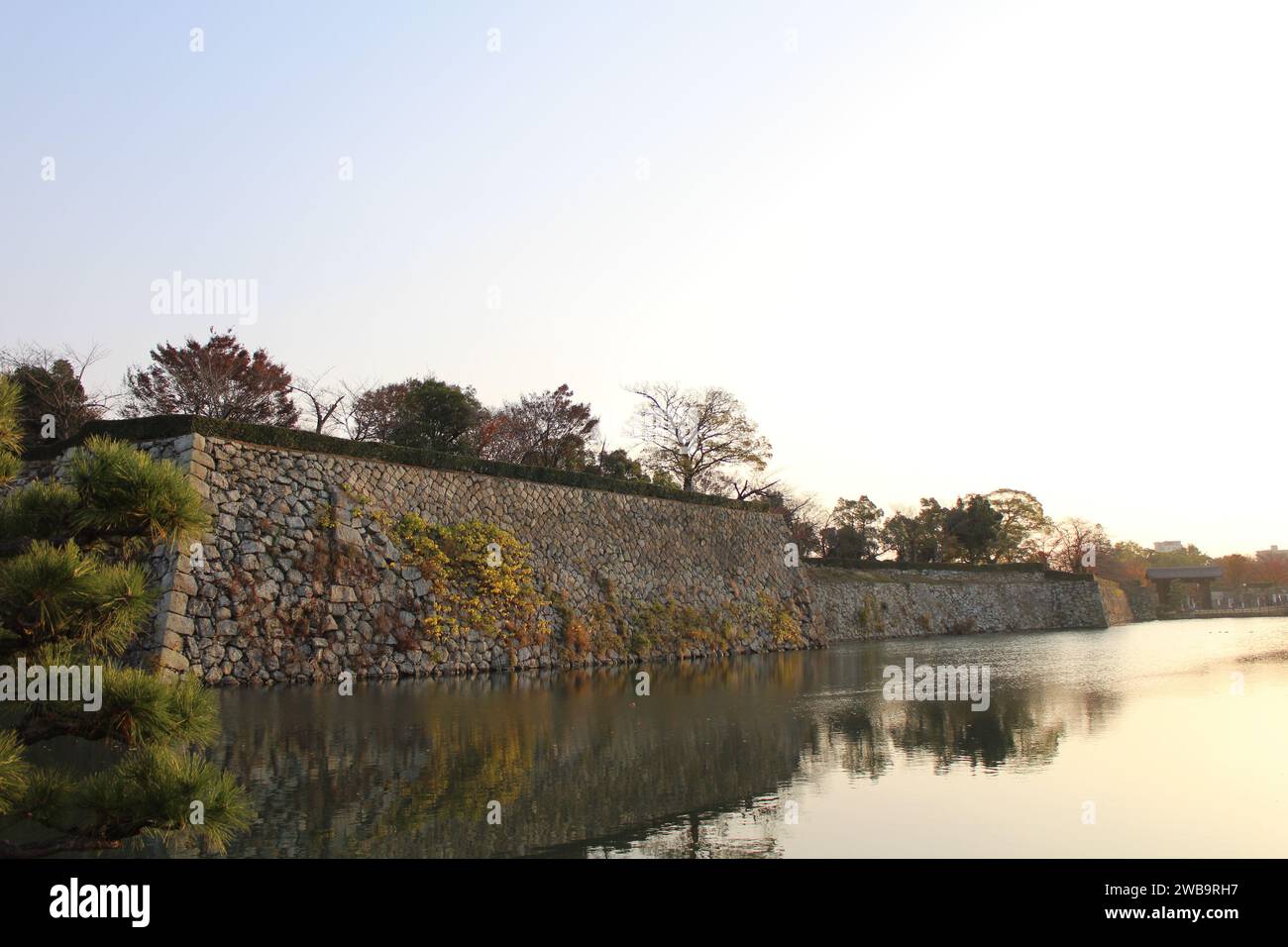Steinmauer der Burg Himeji am frühen Morgen in Himeji, Japan Stockfoto