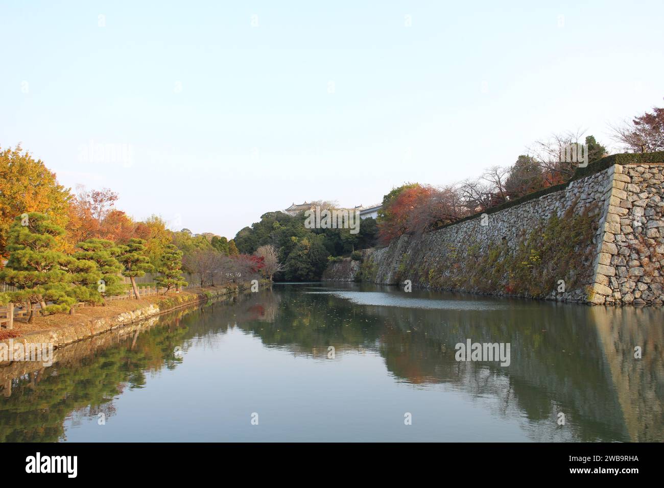 Steinmauer der Burg Himeji am frühen Morgen in Himeji, Japan Stockfoto