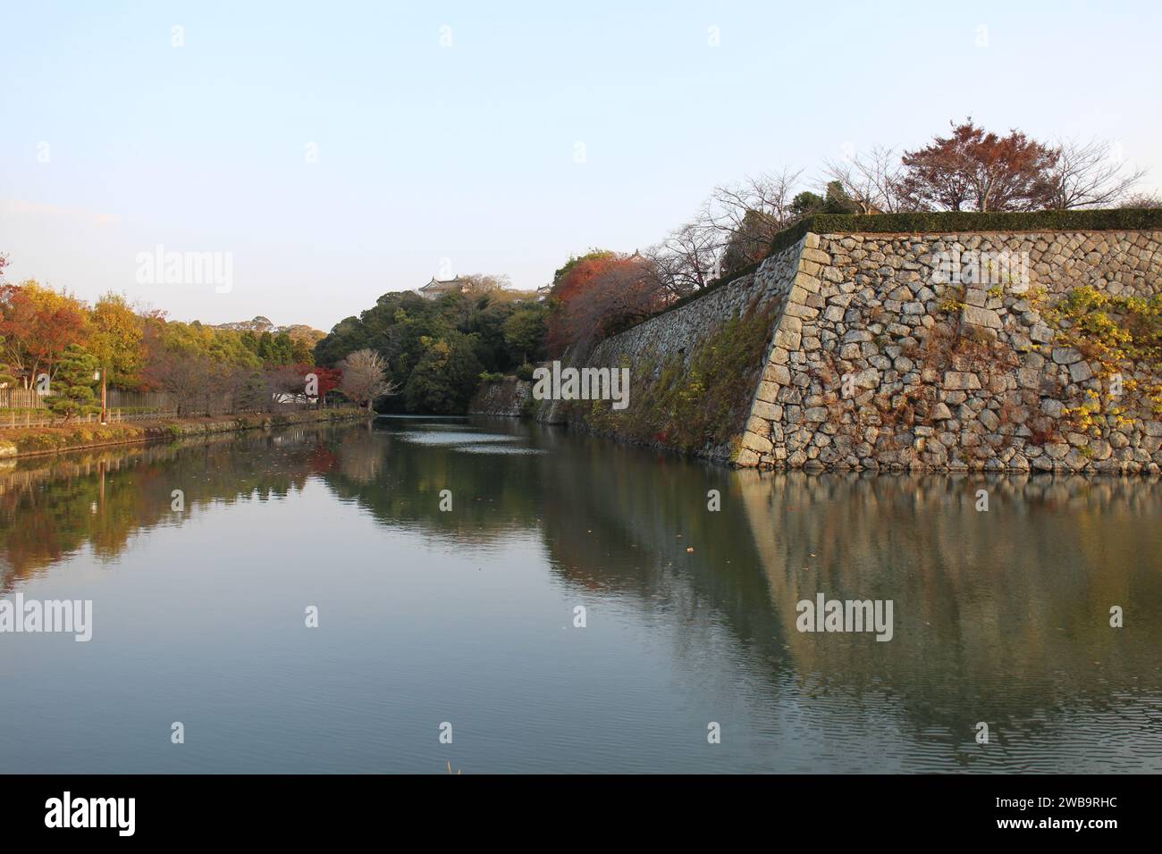 Steinmauer der Burg Himeji am frühen Morgen in Himeji, Japan Stockfoto