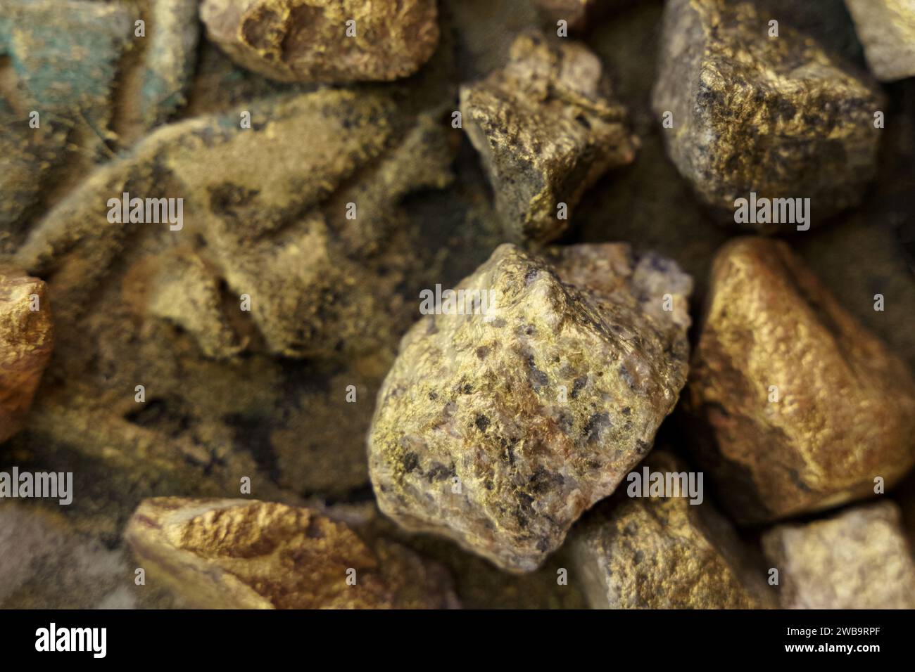 Die Textur der Steine in Gold- und Brauntönen. Texturen und Hintergründe. Stockfoto