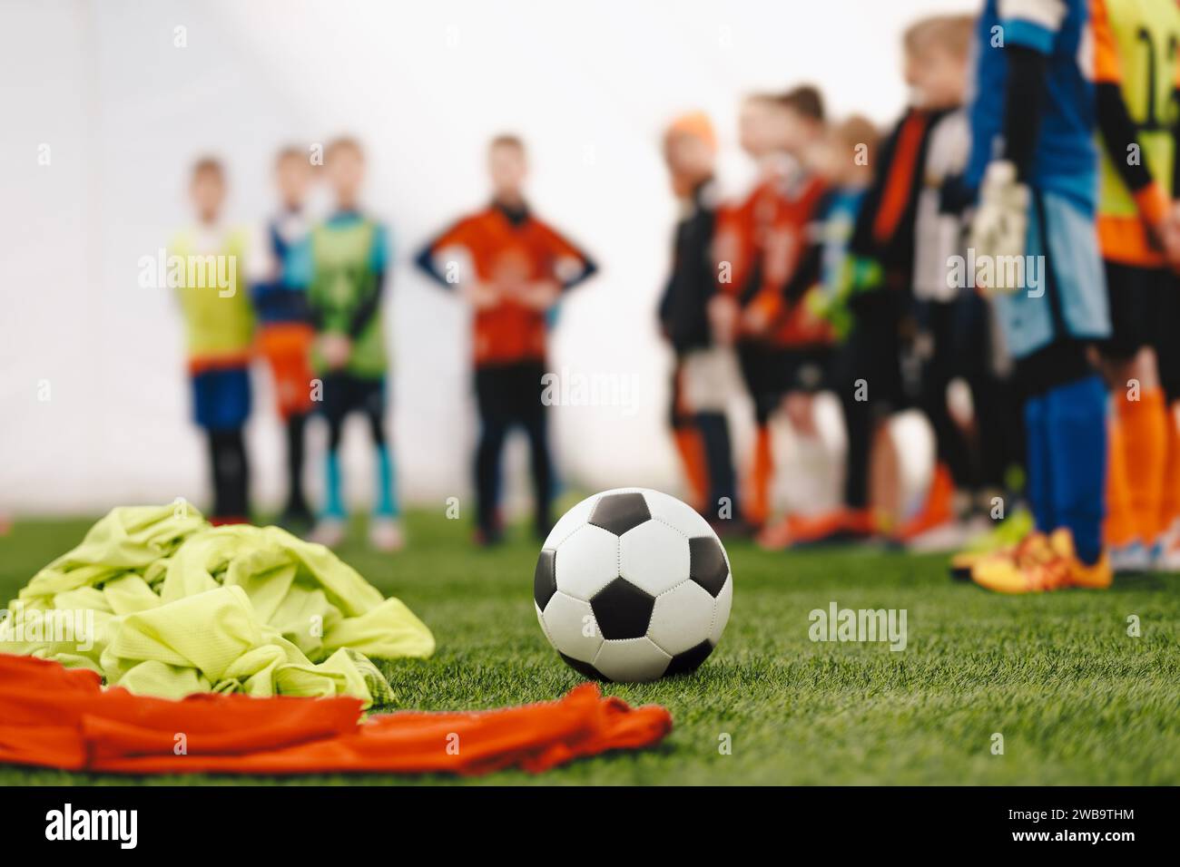 Europäisches Fußballtraining in der Schule. Eine Gruppe von Schulkindern, die in der Sportschule nebeneinander stehen. Junge Jungen in der Sportpraxis während der Wintersee Stockfoto