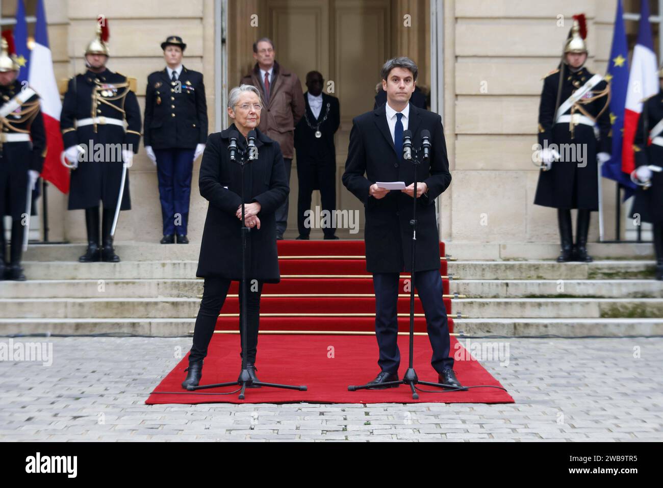 Paris, Frankreich. Januar 2024. © PHOTOPQR/LE PARISIEN/olivier corsan ; Paris ; 09/01/2024 ; Paris, Frankreich, le 9 Janvier 2024. Passation de pouvoir à l’Hôtel Matignon entre Elisabeth Borne, première Ministry sortante, et Gabriel Attal nouveau Premier Ministry. Foto: LP/Olivier Corsan - Übergabe zwischen Elisabeth Borne und Gabriel Attal, gewählt neuer Premierminister Paris 9. januar 2024 *** Lokale Bildunterschrift *** BORNE ATTAL PASSATION POUVOIR PREMIER MINISTRE Credit: MAXPPP/Alamy Live News Stockfoto