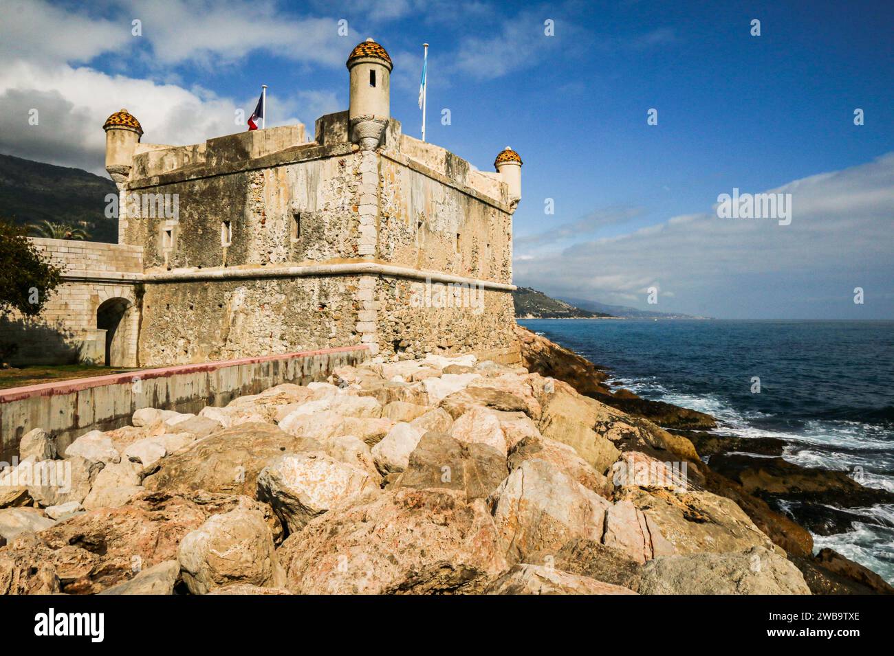 Kleines Schloss über dem Meer in Menton, Departement Alpes-Maritimes, Südostfrankreich Stockfoto
