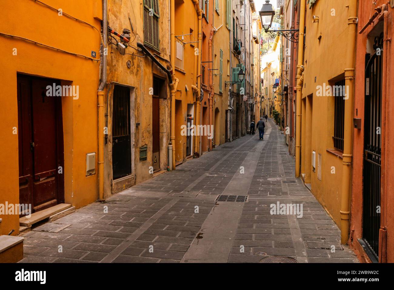 Kleine farbige Straße in der Altstadt von Menton, Departement Alpes-Maritimes, Südostfrankreich Stockfoto