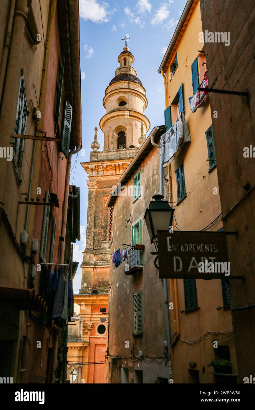 Straße und Glockenturm der Basilique Saint-Michel Archange in Menton, Departement Alpes-Maritimes, Südostfrankreich Stockfoto