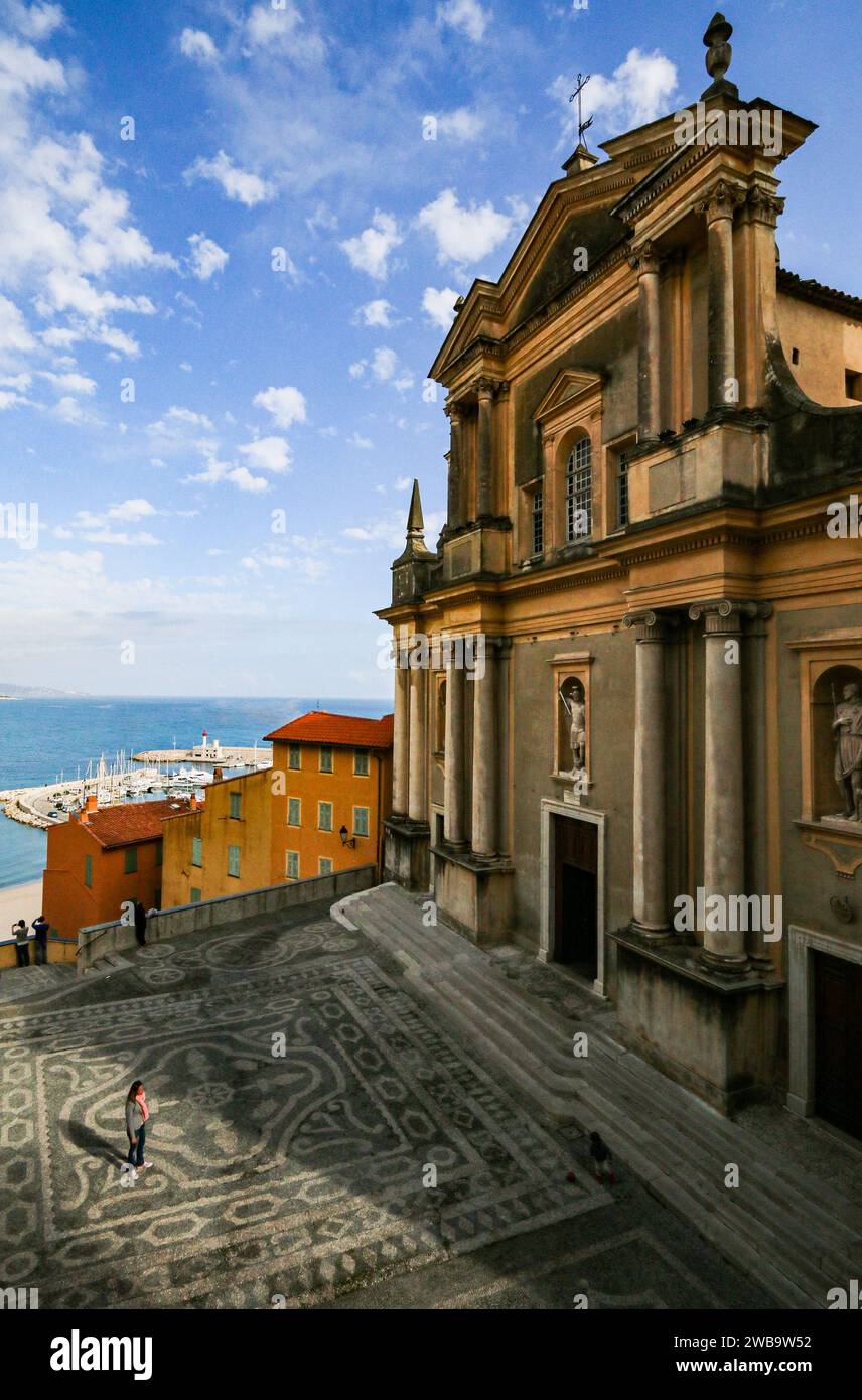 Kirchplatz vor der Basilique Saint-Michel Archange in Menton, Departement Alpes-Maritimes, Südostfrankreich Stockfoto