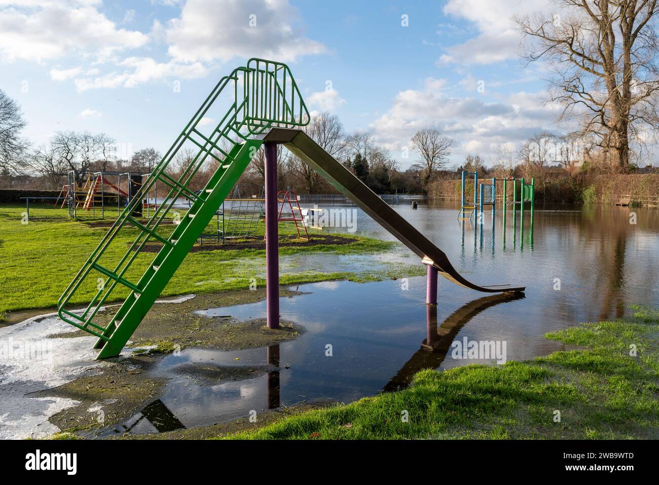 Überfluteter Spielplatz mit Rutsche im Wasser Stockfoto