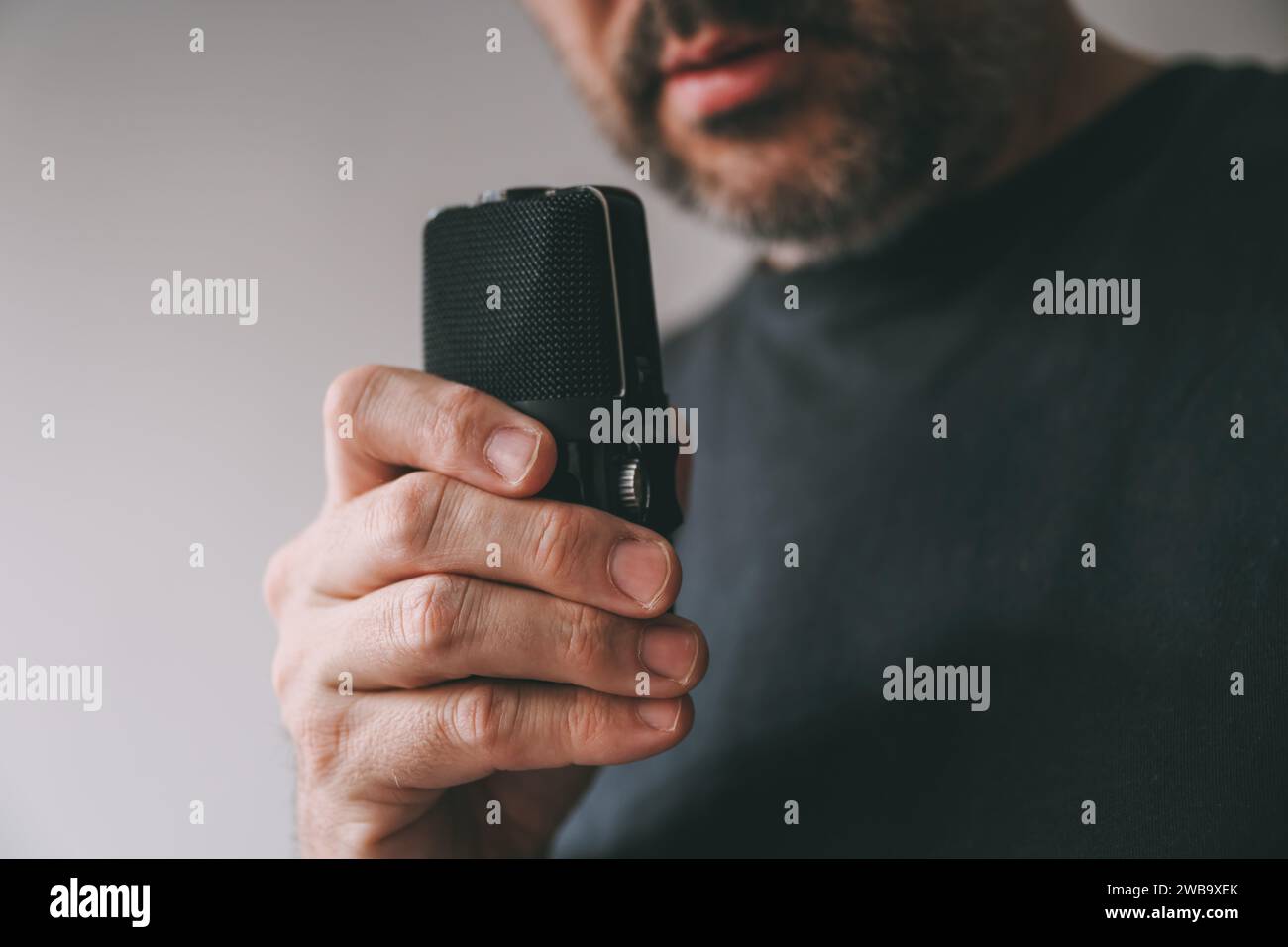 Mann mit Sprachaufzeichnungsgerät, selektiver Fokus Stockfoto