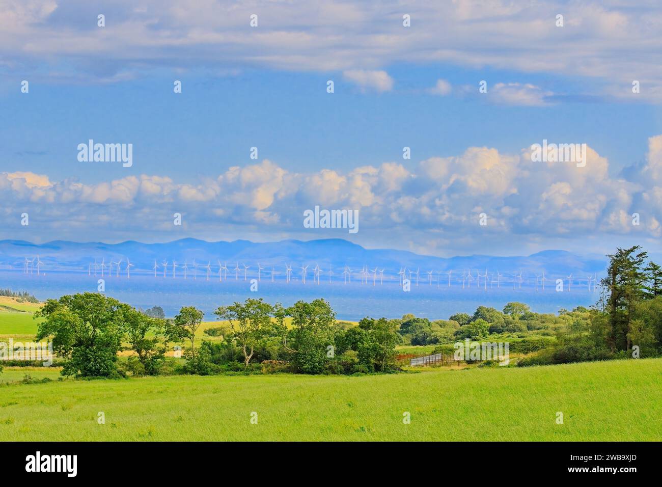 Offshore-Windpark oo der Sloway firth mit den Cumbrian Mountains im Hintergrund Stockfoto
