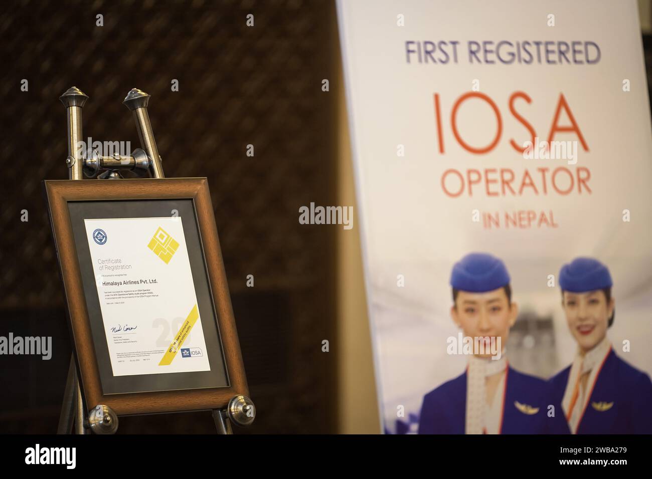 (240109) -- KATHMANDU, 9. Januar 2024 (Xinhua) -- dieses am 9. Januar 2024 aufgenommene Foto zeigt ein Registrierungszertifikat für Himalaya Airlines als Luftfahrtunternehmen im Rahmen eines Sicherheitsprüfungsprogramms der International Air Transport Association (IATA) bei einem Pressetreffen in Kathmandu, Nepal. Himalaya Airlines wurde als Betreiber im Rahmen eines IATA-Sicherheitsprüfungsprogramms registriert, dem ersten und einzigen Programm für Fluggesellschaften in Nepal. Durch den Umzug wurden die Betriebsmanagement- und Kontrollsysteme von Himalaya Airlines international anerkannt und akzeptiert, teilte die Fluggesellschaft mit Sitz in Kathmandu am Dienstag bei einer Pressekonferenz mit Stockfoto