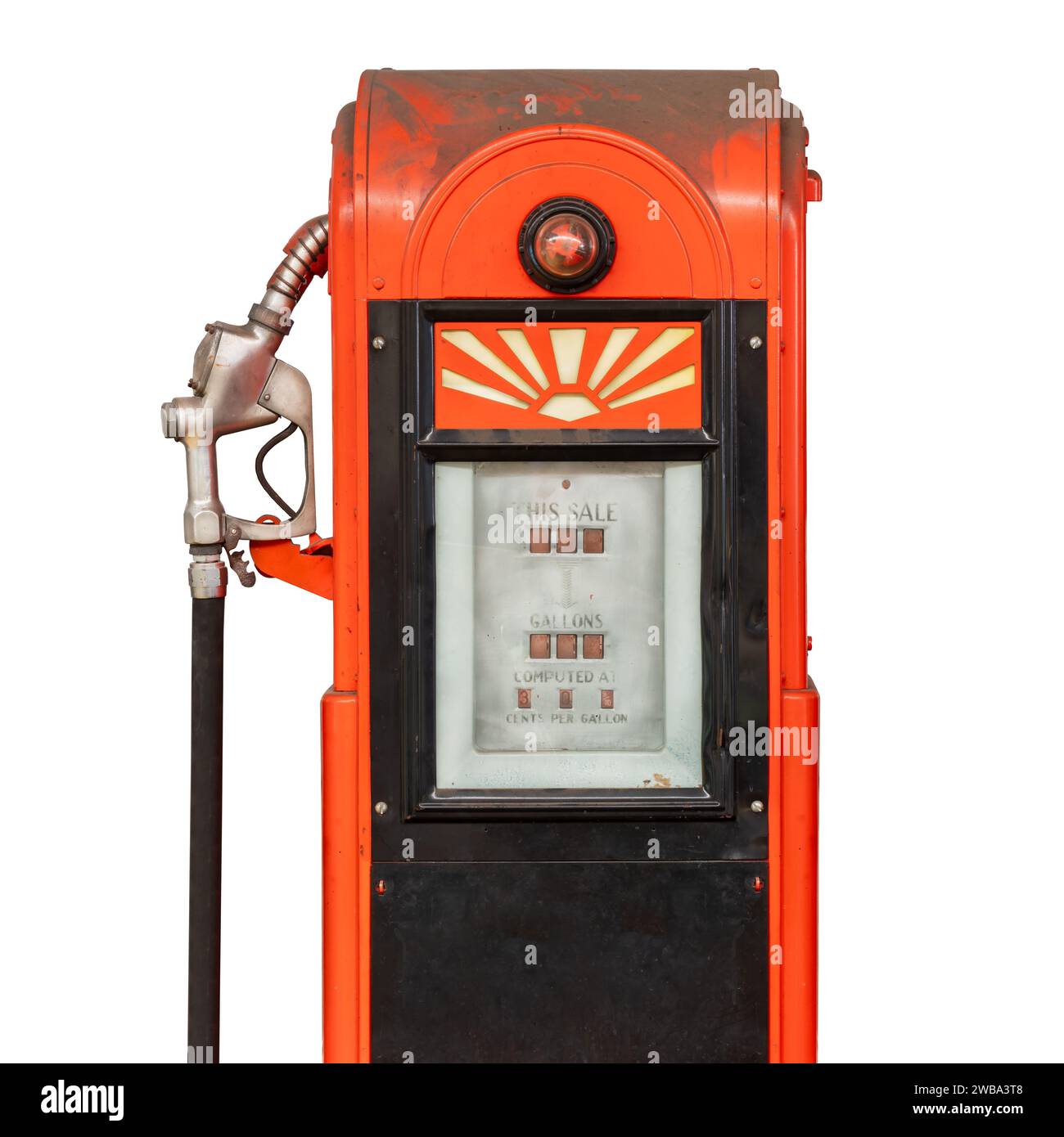Vintage verwitterte rote amerikanische Benzinpumpe isoliert auf weißem Hintergrund Stockfoto