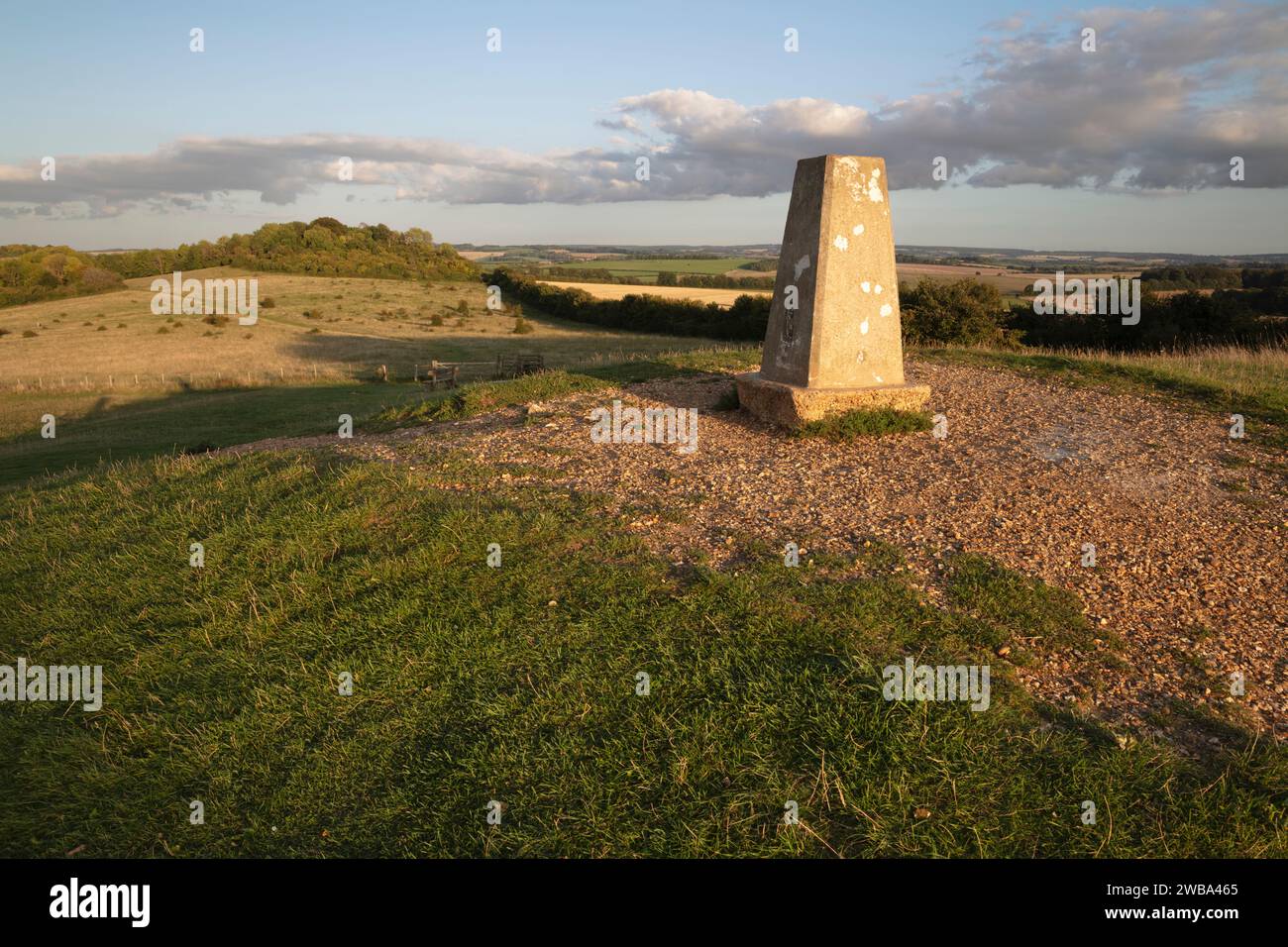 Trig Point auf dem Gipfel des Danebury Iron Age Hill, Stockbridge, Test Valley, Hampshire, England, Vereinigtes Königreich, Europa Stockfoto