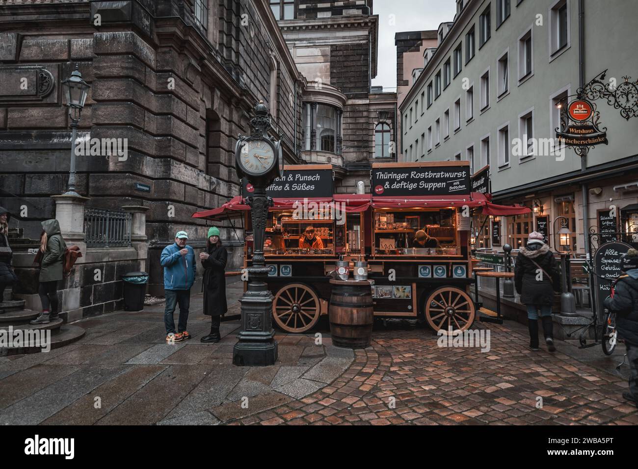 Dresden, Deutschland - 19. Dezember 2021: Kiosk, der Snacks und warme Getränke auf der Straße in Dresden, Sachsen, verkauft. Stockfoto