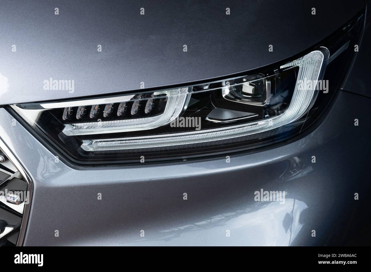 Luxuswagen-LED-Scheinwerfer, Makroaufnahme aus nächster Nähe Stockfoto