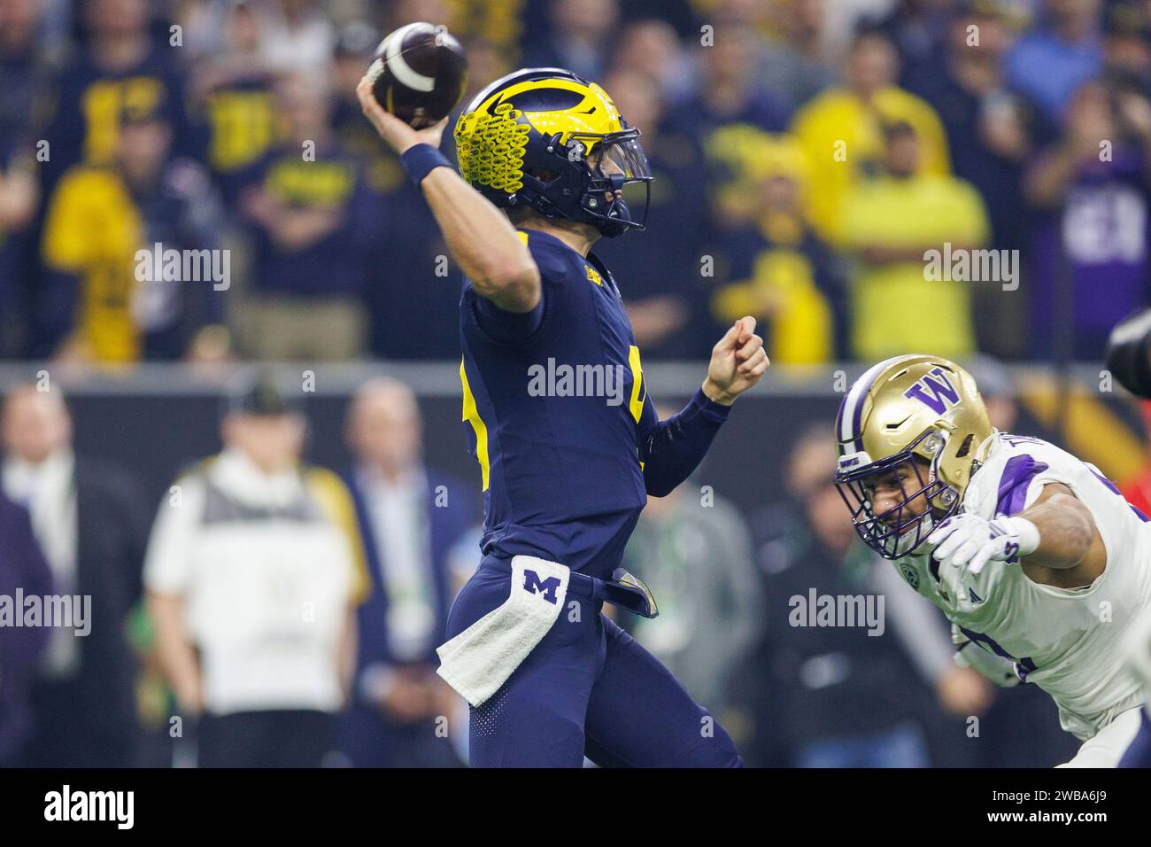 8. Januar 2024: Michigan Quarterback J.J. McCarthy (9) gibt den Ball während des College Football Playoff National Championship-Spiels zwischen den Washington Huskies und den Michigan Wolverines im NRG Stadium in Houston, Texas. John Mersits/CSM Stockfoto