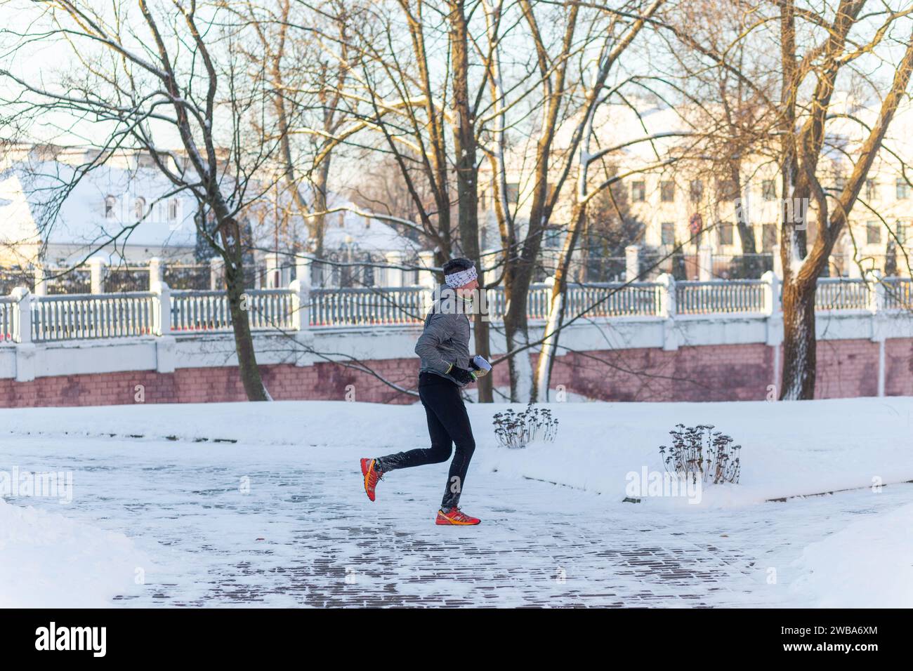 Grodno, Weißrussland - 03. Januar 2024: Junger Mann nimmt an einer Orientierungsausbildung im Winter unter städtischen Bedingungen Teil. Kontrollpunkt für Orientierung im Freien aktiv Stockfoto