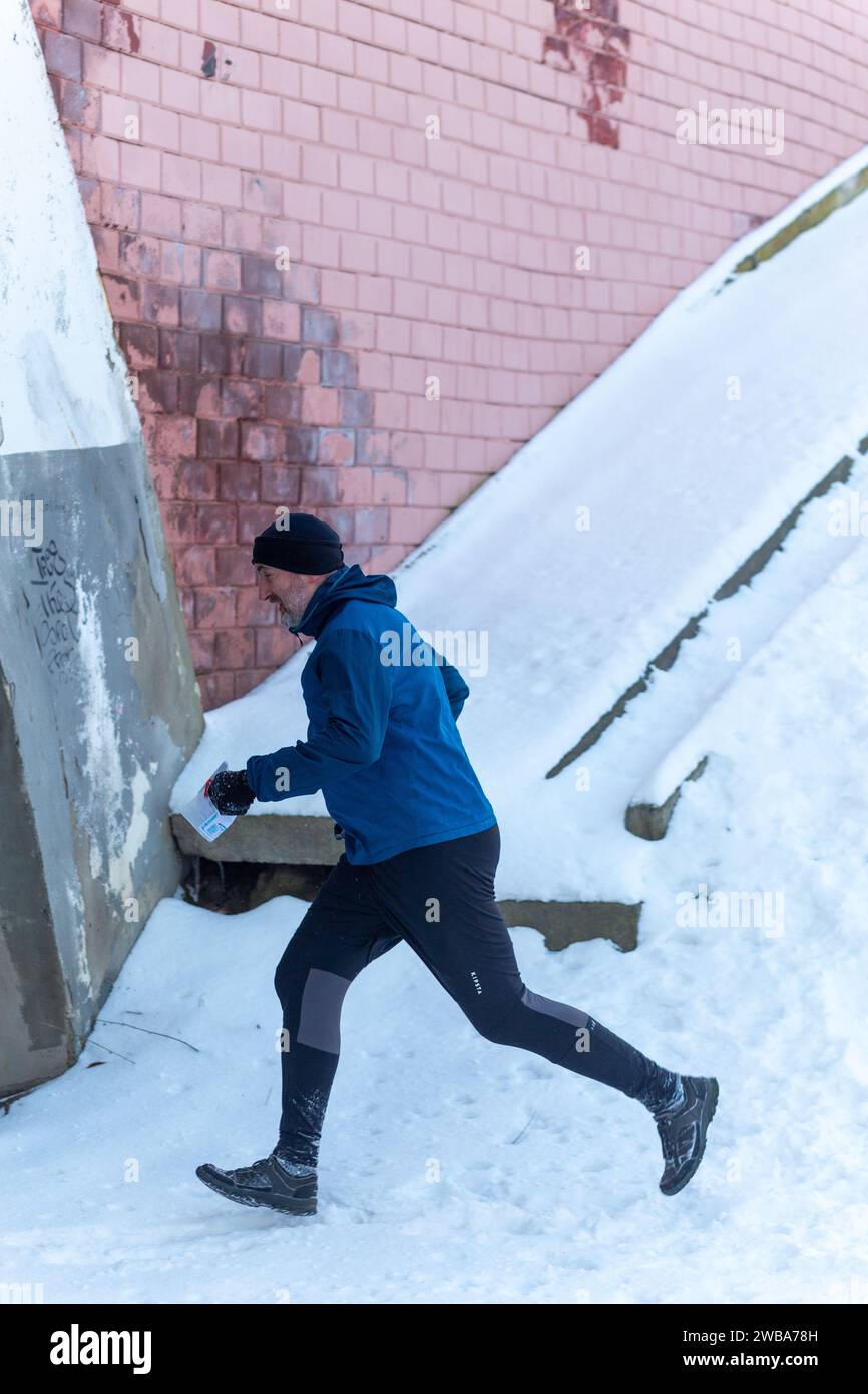 Grodno, Weißrussland - 03. Januar 2024: Junger Mann nimmt an einer Orientierungsausbildung im Winter unter städtischen Bedingungen Teil. Kontrollpunkt für Orientierung im Freien aktiv Stockfoto